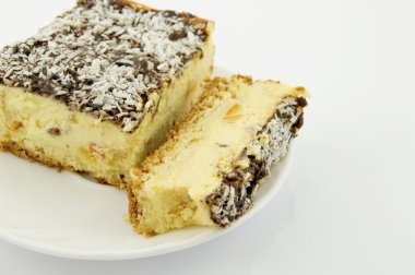 cheesecake kompozisyon üzerinde beyaz izole