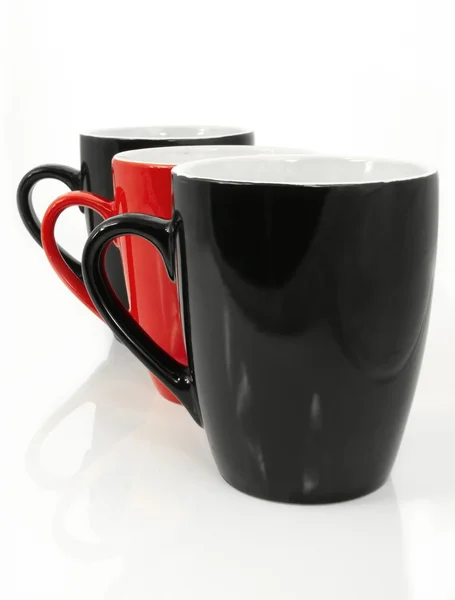Три чашки кофе. Красная чашка в центре — стоковое фото