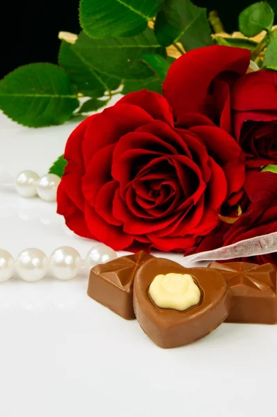 Rosa, pérolas e chocolate — Fotografia de Stock