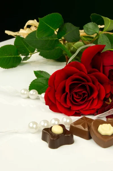 Rosa, pérolas e chocolate. Composição de Valentim de beleza tradicional — Fotografia de Stock