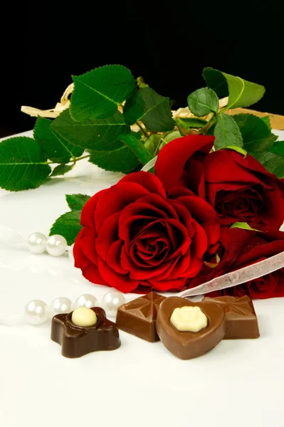 Rosa, pérolas e chocolate. Composição de Valentim de beleza tradicional — Fotografia de Stock