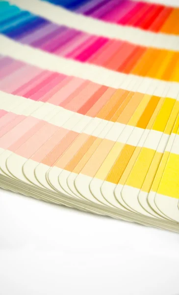 Pantone Swatches Buch aufgeschlagen, das eine Reihe von Regenbogenfarben zeigt — Stockfoto