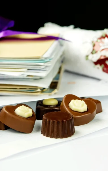 Dulce correo de San Valentín. Composición de chocolate con arco y letras — Foto de Stock