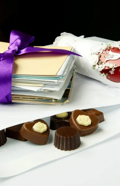 Dulce correo de San Valentín. Composición de chocolate con arco y letras — Foto de Stock
