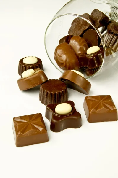 Primer plano de chocolates de San Valentín en vidrio volcado — Foto de Stock