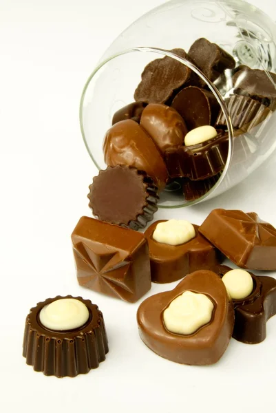 Primer plano de chocolates de San Valentín en vidrio volcado — Foto de Stock