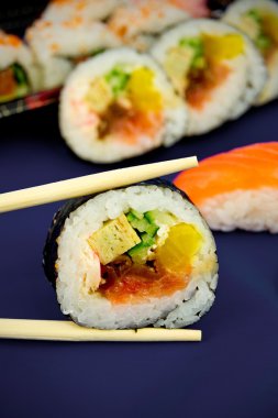 janapese geleneksel sushi ve sopalarla kompozisyon