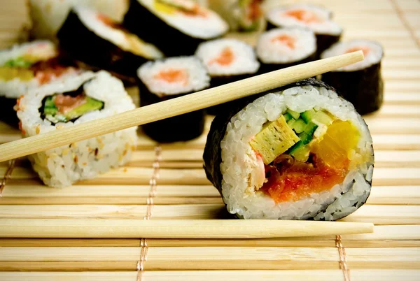Traditionelles japanisches Sushi auf Bambusserviette — Stockfoto