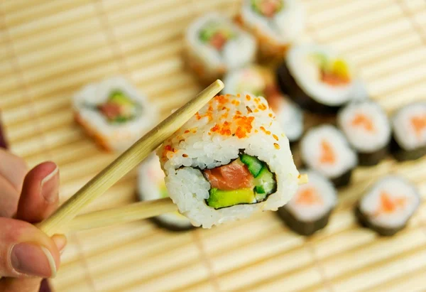 Hand met sushi. Japanse traditionele voedsel — Stockfoto