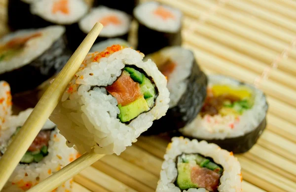 Traditionele Japanse sushi op bamboe servet — Stockfoto