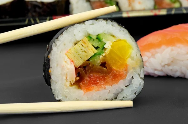 Komposition japanischer Sushi und Sticks — Stockfoto