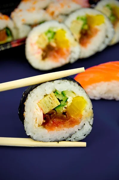 Sushi tradisional Janapese dan komposisi stik — Stok Foto