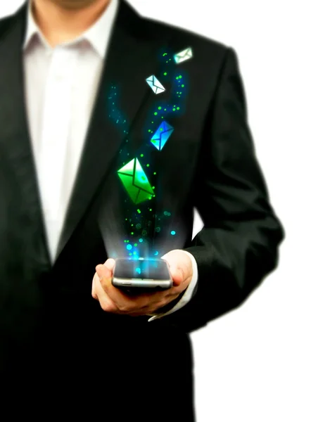 Uomo in possesso di smartphone con simboli di comunicazione . — Foto Stock
