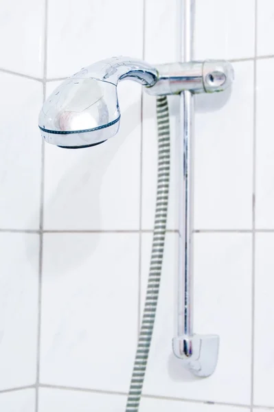 Старый металлический душ, белый тонированный свет композиции — стоковое фото