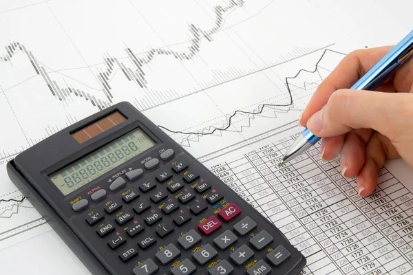 Kalkulator i pióro na tle biznesowym — Zdjęcie stockowe