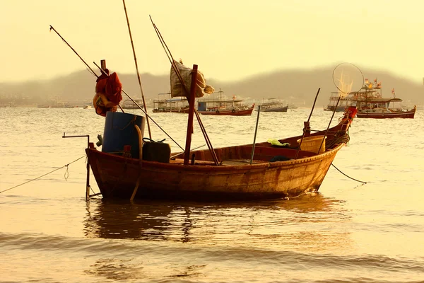 Thai balıkçı teknesi