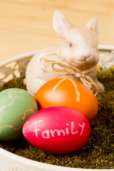 Huevos de Pascua y un conejo — Foto de Stock