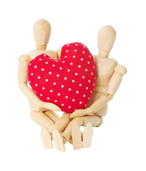 Muñecas de madera sostienen el corazón — Foto de Stock