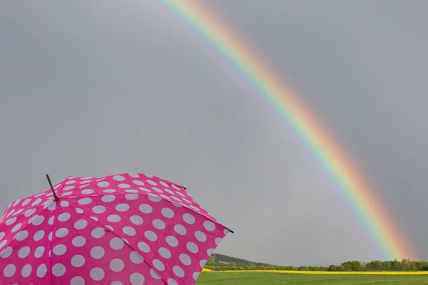 Regnbåge med paraply — Stockfoto