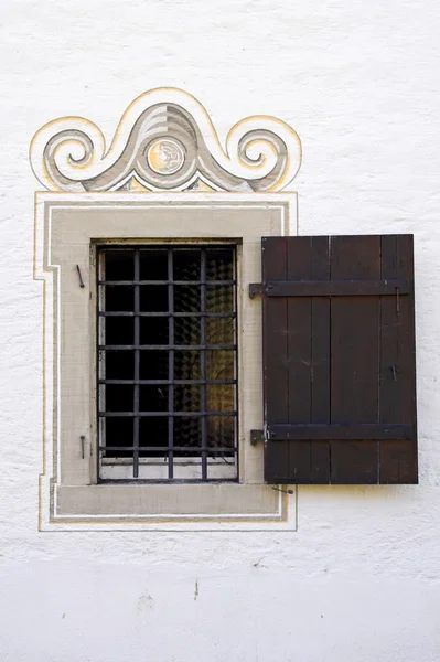 Fenster mit Gittern — Stockfoto