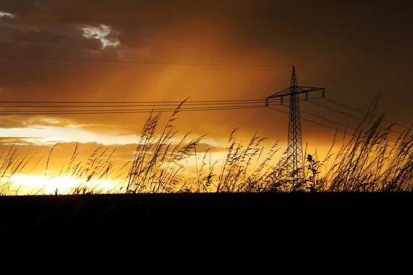 Pilón de electricidad en la puesta del sol — Foto de Stock