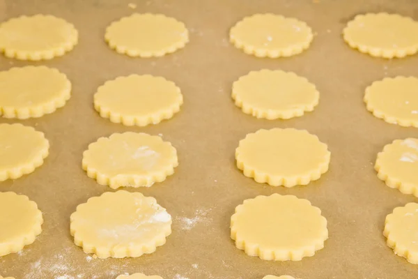 Cookies em uma chapa de cozedura — Fotografia de Stock