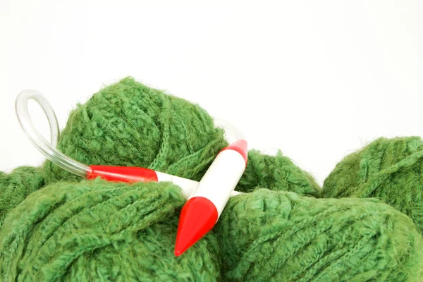 양모와 뜨개질 바늘의 공 — 스톡 사진