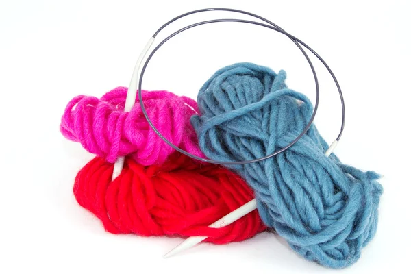 Bolas de lã com uma agulha de tricô — Fotografia de Stock