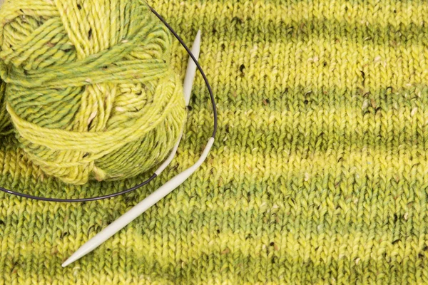 Bola de lã com uma agulha de tricô — Fotografia de Stock