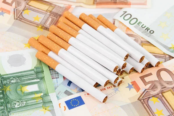 सिगारेटसह युरो बँक नोट्स — स्टॉक फोटो, इमेज