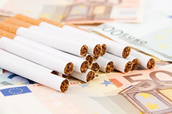 Eurobankovky se cigarety — Stock fotografie