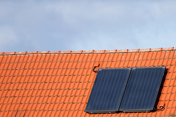 Çatıdaki güneş pilleri — Stok fotoğraf