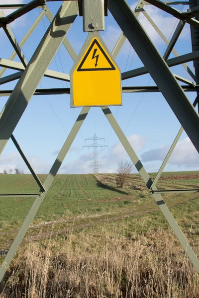 Elektrik pilon işareti ile — Stok fotoğraf