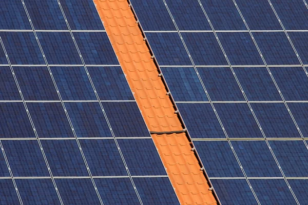 Celle solari su un tetto — Foto Stock