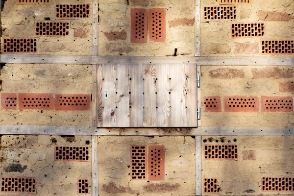 Voorzijde met houten deur — Stockfoto