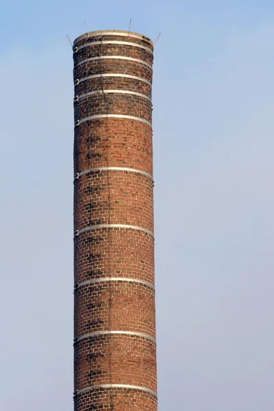 Старый завод дымоход — стоковое фото