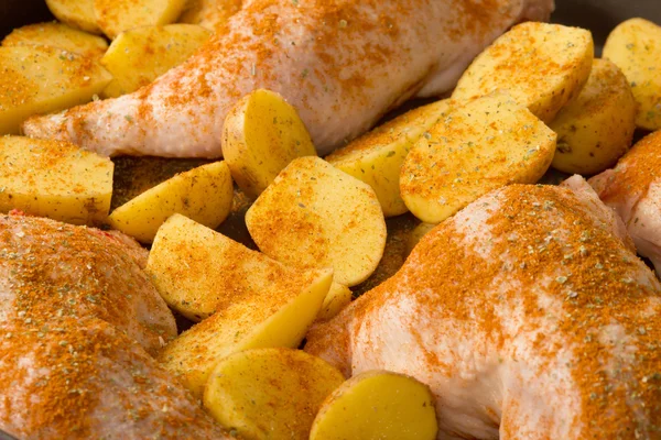 Huhn mit Kartoffelkeilen — Stockfoto