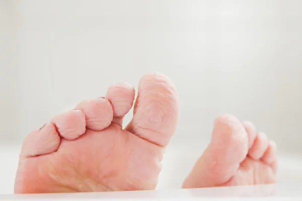 Fötterna på kanten av badkar — Stockfoto