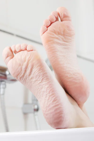 Feet on the edge of a bathtub — Stock Photo, Image