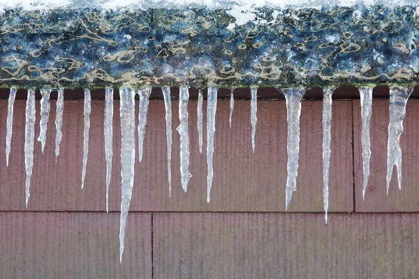 Buz sarkıtları, çatı — Stok fotoğraf