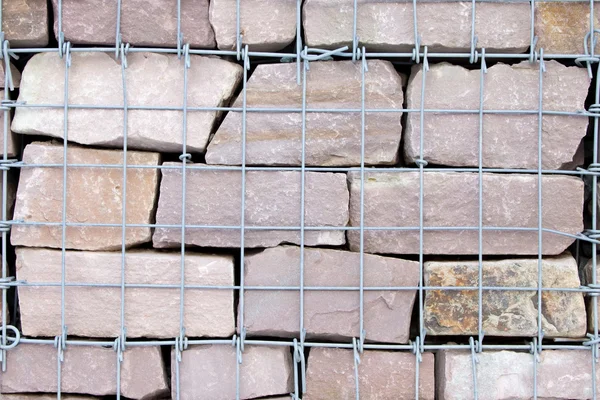 Stenen voorzijde met ijzeren raster — Stockfoto