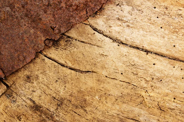 Ξύλο με σκουριασμένο μέταλλο — Φωτογραφία Αρχείου