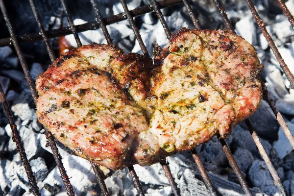 Vlees op een grill — Stockfoto