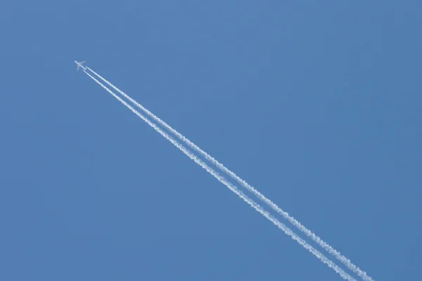 Небо с самолетом — стоковое фото