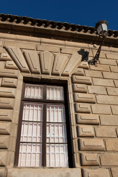 Okno v Toledu, Kastilie-la mancha, Španělsko — Stock fotografie