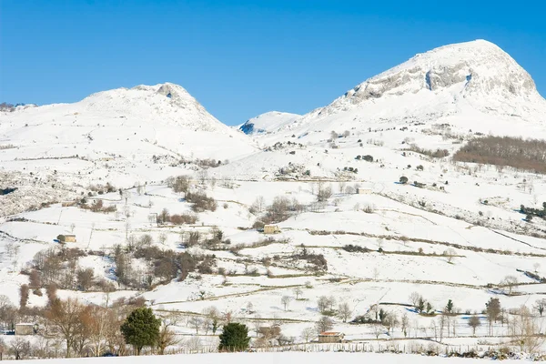 De snötäckta bergen i la gandara, Kantabrien (Spanien) — Stockfoto