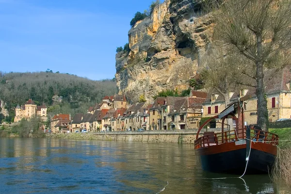 Panoramiczny z roque-gageac od rzeki, Francja — Zdjęcie stockowe