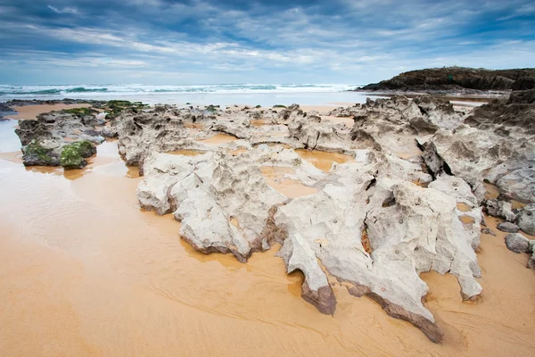 Skały plaży liencres — Zdjęcie stockowe