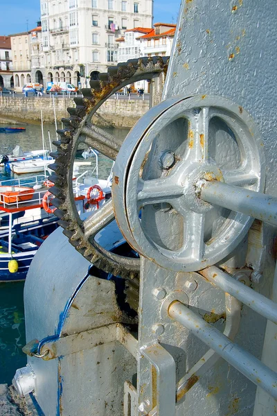 Mechanizm dźwig portu castro urdiales cantabria, Hiszpania — Zdjęcie stockowe