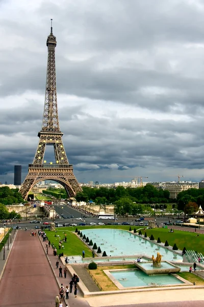 Бушующие облака на Эйфелевой башне, Париж, Франция — стоковое фото
